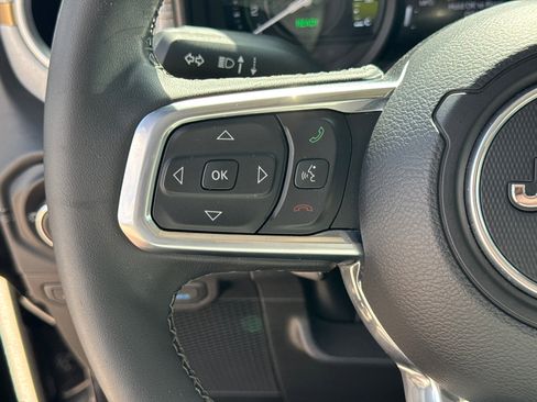 Used 2025 Jeep Wrangler Sahara image 23