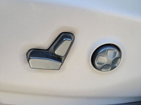 Used 2021 Chrysler Voyager LX image 8