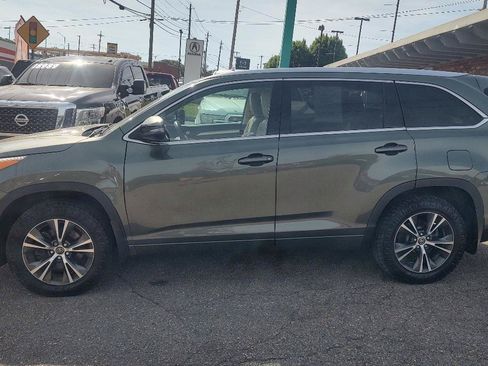 Used 2016 Toyota Highlander XLE w/ Four Season Floor Mat Package AWD/4WD image 5