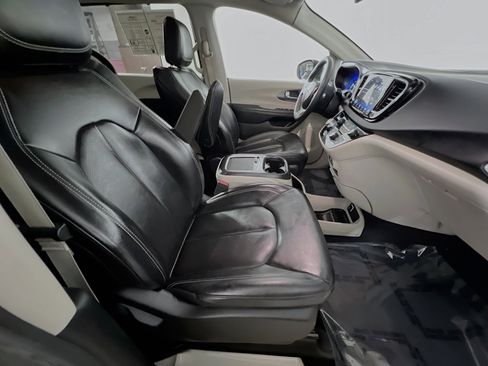 Used 2023 Chrysler Pacifica Touring-L FWD image 31
