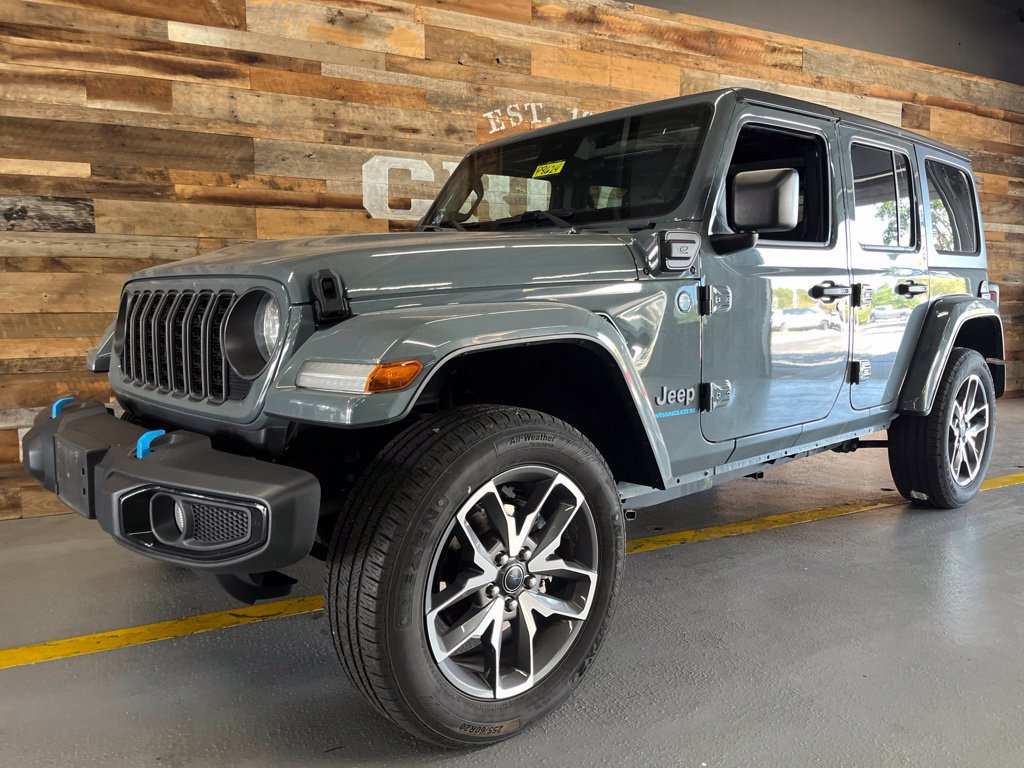 Used 2024 Jeep Wrangler Unlimited w/ Convenience Group AWD/4WD image 3