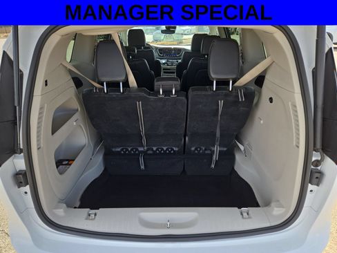 Used 2024 Chrysler Pacifica Touring-L FWD image 12