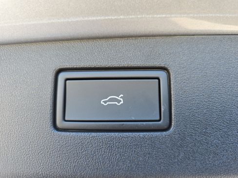 New 2025 Volkswagen Tiguan SE image 13