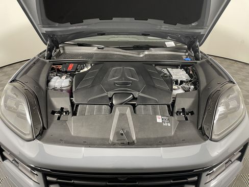 Used 2025 Porsche Cayenne S AWD/4WD image 22