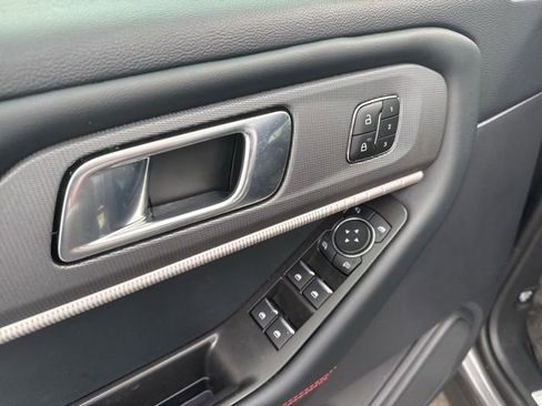 Used 2025 Ford Explorer ST-Line w/ Premium Package image 9