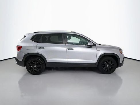 Used 2023 Volkswagen Taos SE w/ Panoramic Sunroof Package FWD image 8