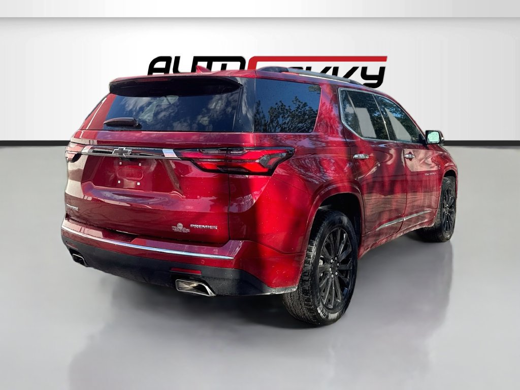 Used 2023 Chevrolet Traverse Premier FWD image 7