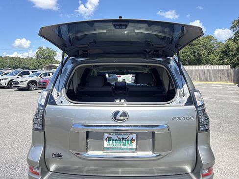 Used 2023 Lexus GX 460 Premium w/ Accessory Package AWD/4WD image 38