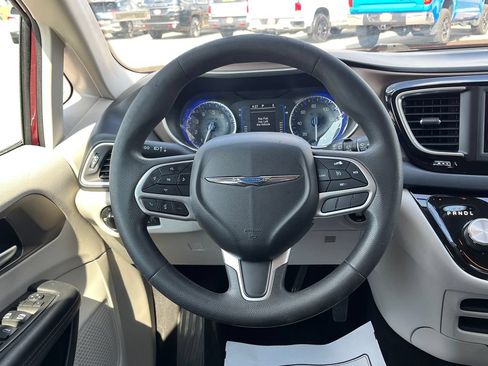 Used 2018 Chrysler Pacifica L FWD image 17