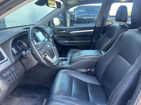 Used 2019 Toyota Highlander XLE image 11