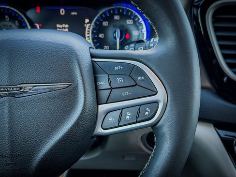 Used 2023 Chrysler Pacifica Touring-L image 15