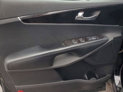 Used 2018 Kia Sorento LX image 12