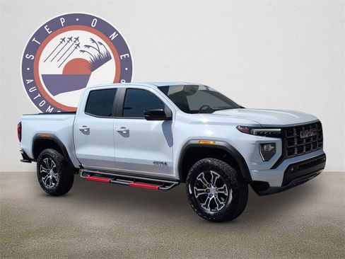 Used 2025 GMC Canyon AT4 image 2