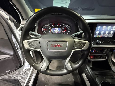 Used 2023 GMC Acadia SLT image 9