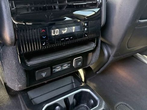 Used 2024 Jeep Wagoneer Series II AWD/4WD image 32