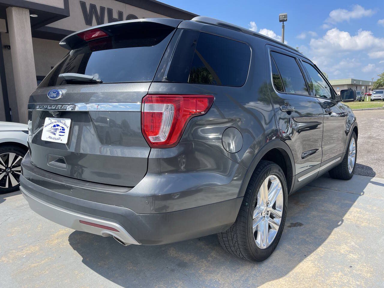 Used 2017 Ford Explorer XLT w/ Equipment Group 202A FWD image 6