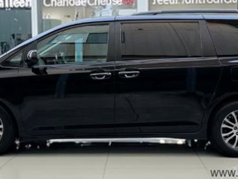 Used 2018 Toyota Sienna XLE image 2