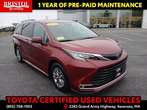 Certified 2023 Toyota Sienna XLE image 1