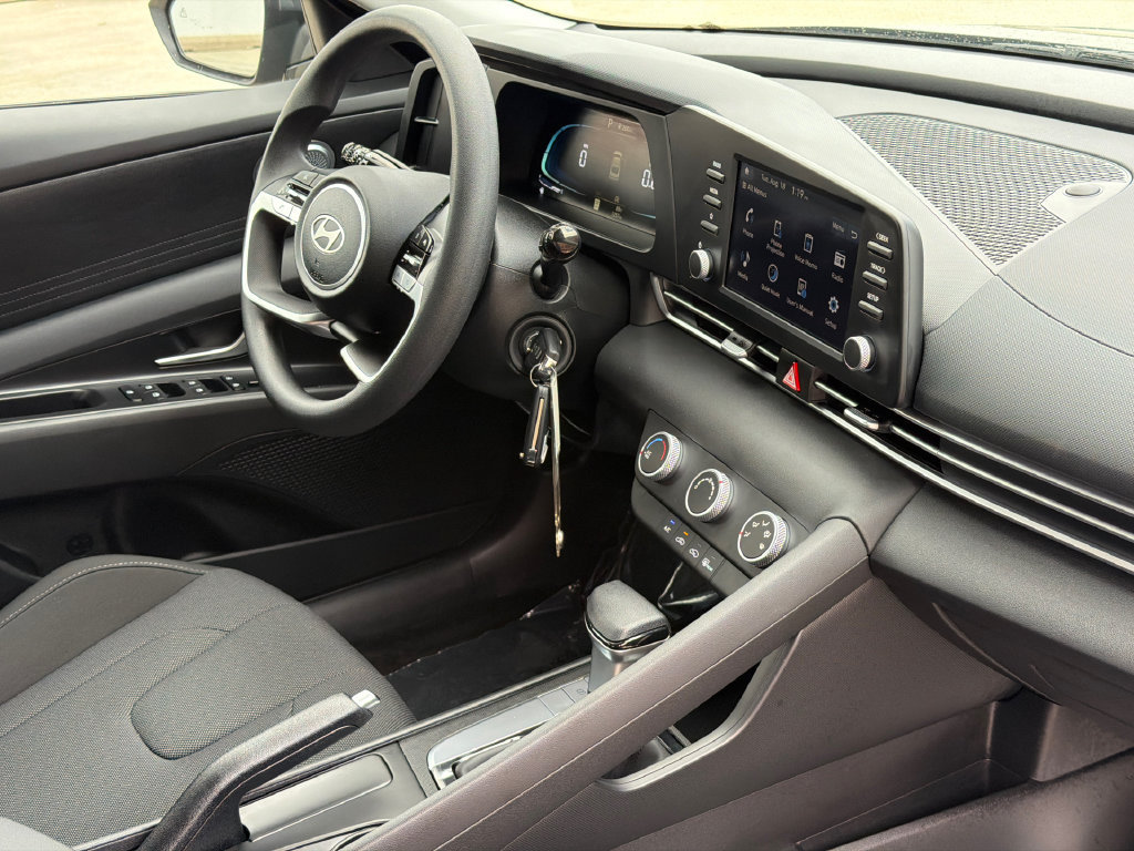 Used 2026 Hyundai Elantra SE FWD image 7