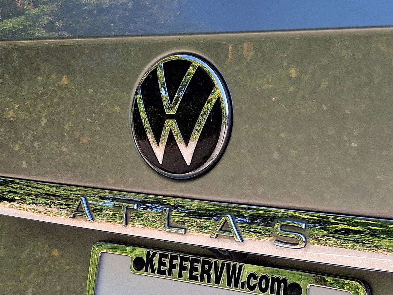 Certified 2022 Volkswagen Atlas SE w/ Black Wheel Package FWD image 30