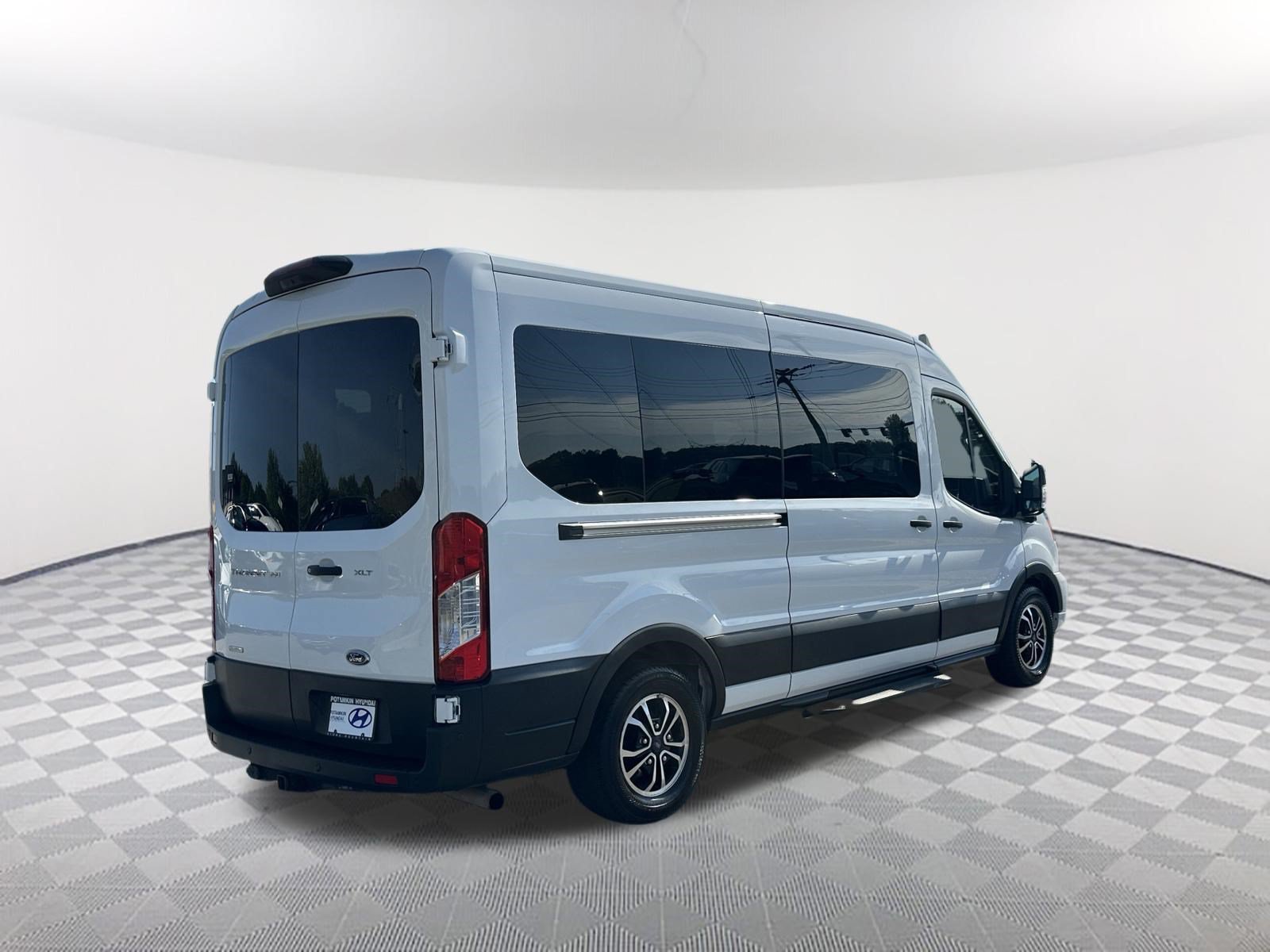 Used 2022 Ford Transit 350 XLT RWD image 5