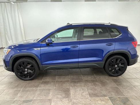 Used 2024 Volkswagen Taos SE w/ Panoramic Sunroof Package image 2