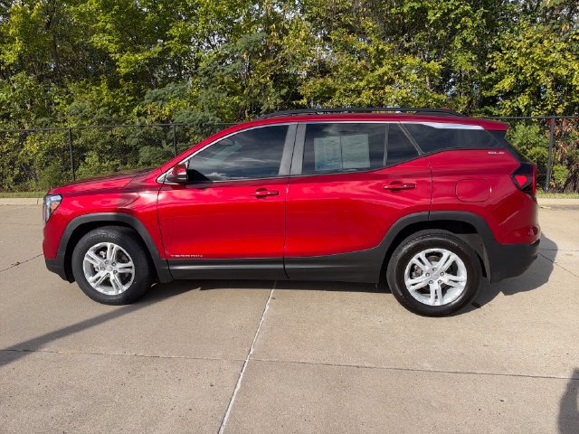 Used 2024 GMC Terrain SLE w/ Driver Convenience Package FWD image 2