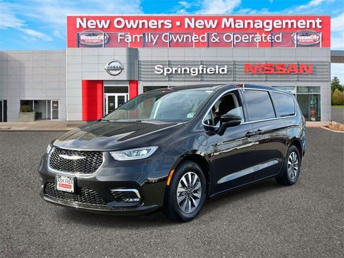 Used 2023 Chrysler Pacifica Touring-L image 2