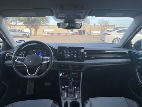 Used 2025 Volkswagen Jetta SE image 36