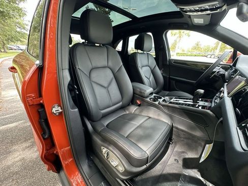 Certified 2025 Porsche Macan AWD/4WD image 19