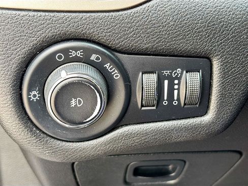 Used 2017 Jeep Cherokee Latitude w/ Cold Weather Group AWD/4WD image 10