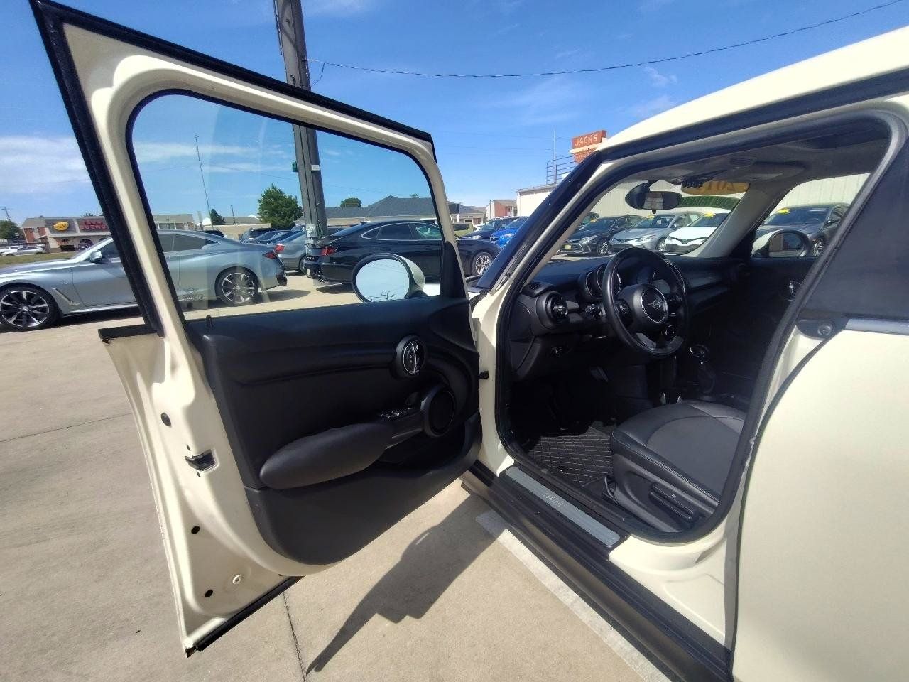 Used 2019 MINI Cooper 4-Door Hardtop FWD image 12