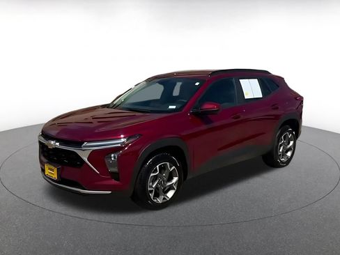 Used 2025 Chevrolet Trax LT FWD image 3