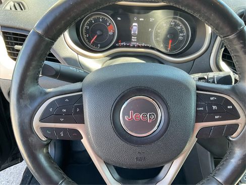 Used 2018 Jeep Cherokee Limited image 16