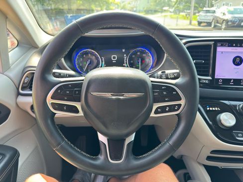 Used 2023 Chrysler Pacifica Touring-L FWD image 79