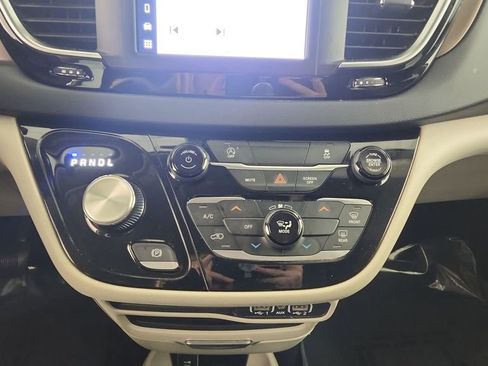 Used 2023 Chrysler Voyager LX FWD image 18