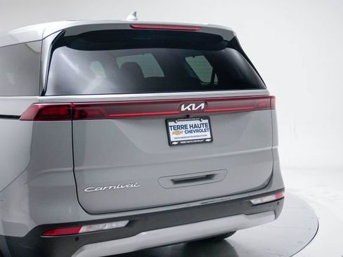 Used 2022 Kia Carnival EX FWD image 4