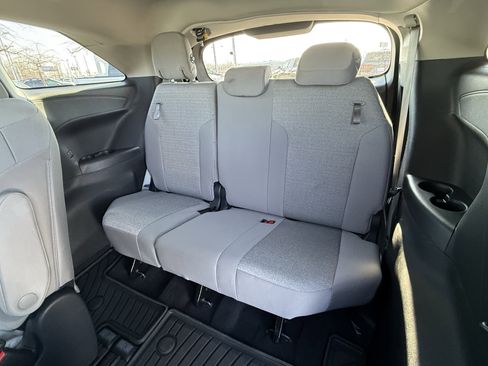 Used 2025 Toyota Sienna LE w/ LE Plus Package image 17