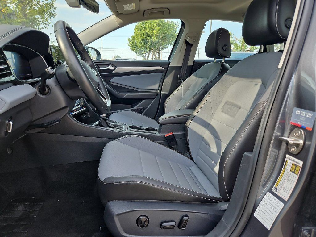 Used 2025 Volkswagen Jetta SE FWD image 24