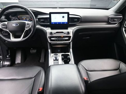 Used 2023 Ford Explorer XLT w/ Equipment Group 202A RWD image 9