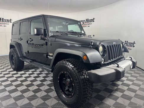 Used 2015 Jeep Wrangler Unlimited Sahara w/ Connectivity Group AWD/4WD image 4