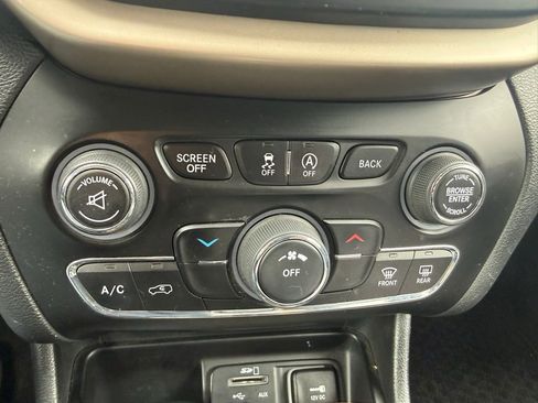 Used 2017 Jeep Cherokee Latitude w/ True North Edition image 9