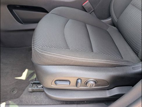 Used 2024 GMC Terrain SLE w/ Driver Convenience Package FWD image 9