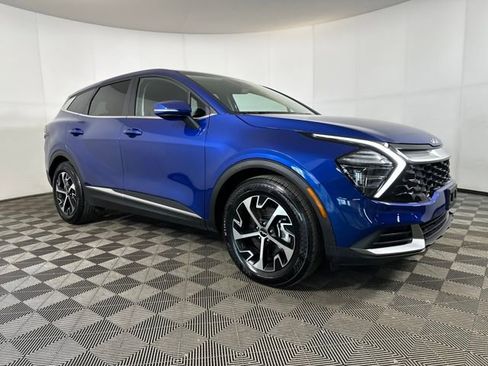 Used 2025 Kia Sportage EX image 2