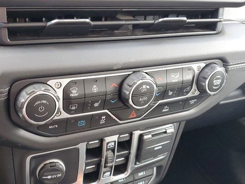 Used 2025 Jeep Wrangler Unlimited Sahara AWD/4WD image 31