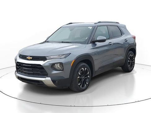 Used 2021 Chevrolet TrailBlazer LT w/ Convenience Package FWD image 2