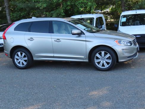 Used 2016 Volvo XC60 T6 w/ Proximity Package AWD/4WD image 7