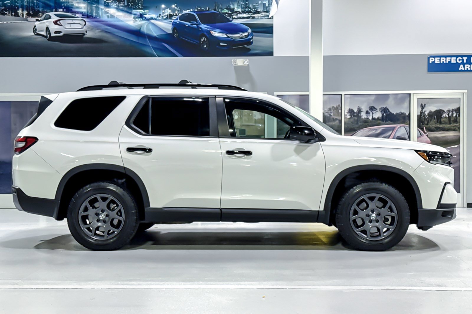 Used 2025 Honda Pilot TrailSport image 8