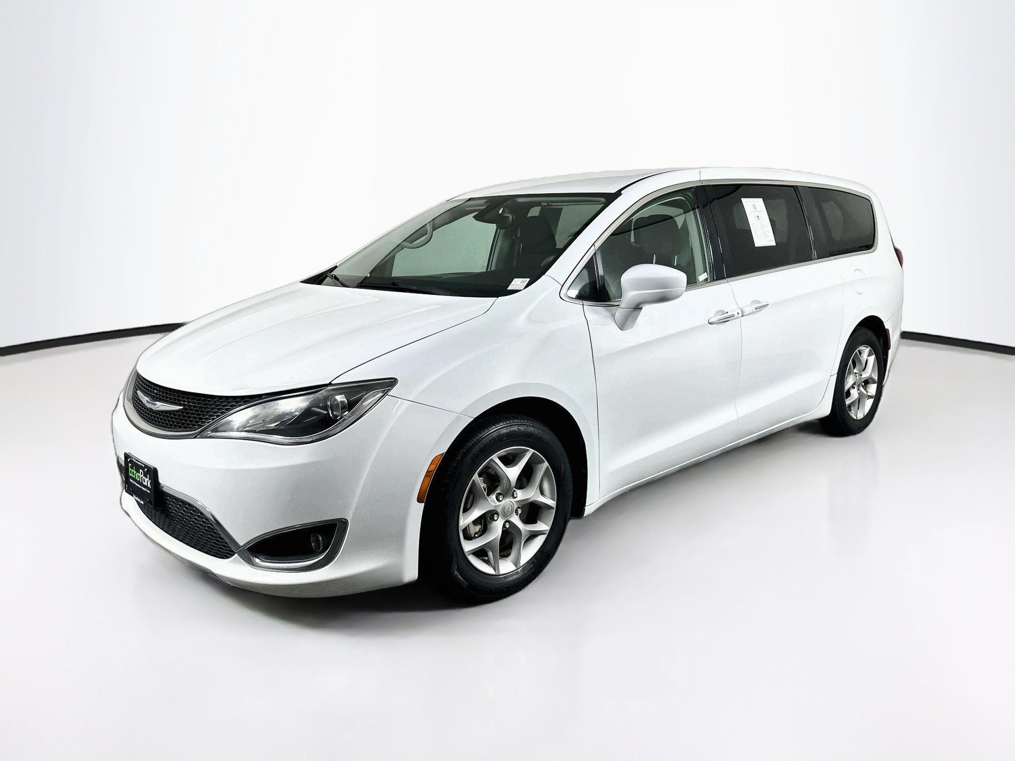 Used 2018 Chrysler Pacifica Touring Plus w/ Tire & Wheel Group FWD image 3