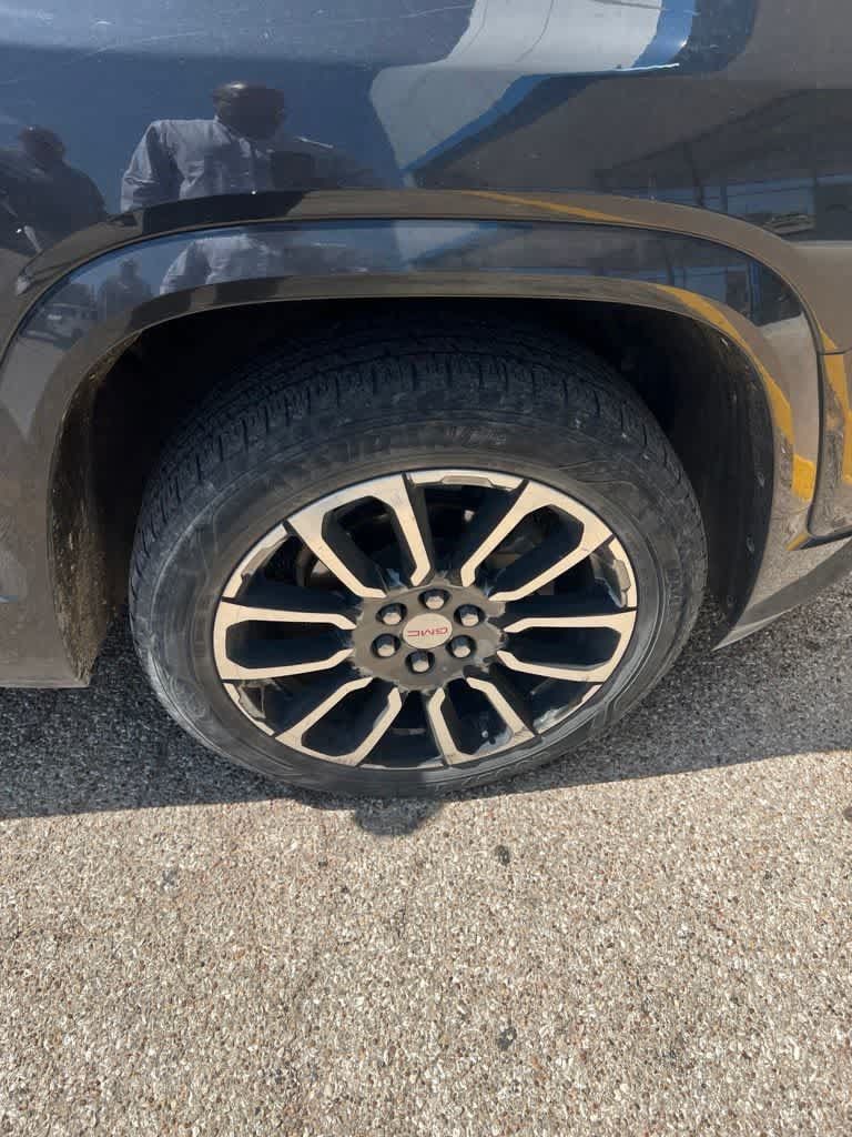Used 2020 GMC Acadia Denali w/ Technology Package FWD image 10